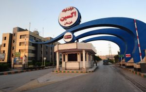 یک سوال از رییس بانک تجارت خوزستان؟در خصوص پرونده ی وام گیرندگان فولاد اکسین شفاف سازی نمایید؟افکار عمومی مایلند بدانند تخلفی رخ داده است یا خیر؟