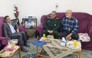 دیدار فرمانده محترم سپاه ولیعصر(عج) و فرمانده بسیج شهیدتندگویان صنعت نفت جنوب باخانواده شهیدان صفی الله و نبی الله گنجی از شهدای دفاع مقدس
